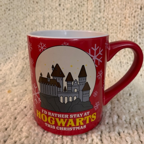 Harry Potter Hogwarts Christmas mug. - Picture 2 of 3